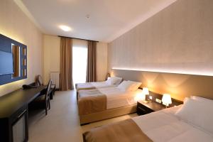 En eller flere senge i et værelse på Hotel Majdan