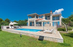dom z basenem przed nim w obiekcie Villa Sterpazzi - near Porec with Sea View, private Jacuzzi, Sauna and Pool w mieście Višnjan