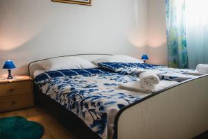 Posteľ alebo postele v izbe v ubytovaní Apartmani Tena