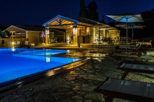 una casa con piscina por la noche en Astrakeroula Corfu, en Astrakeri