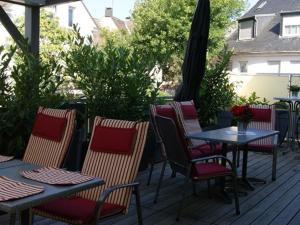 un grupo de sillas y mesas en un patio en Hotel Rauch, en Attendorn