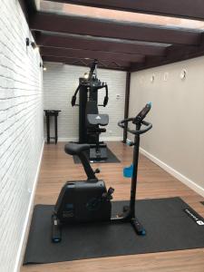 een fitnessruimte met een loopband en een hometrainer bij Hotel Maria Helena in Szczawno-Zdrój