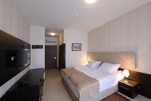 Postel nebo postele na pokoji v ubytování Hotel Majdan