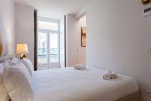 Кровать или кровати в номере Crucifixo Downtown terrance & Deluxe Apartment