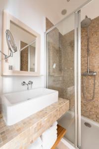 een badkamer met een witte wastafel en een douche bij Cada Vez in Parijs