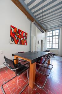 - une salle à manger avec une table et des chaises dans l'établissement Pavleo, à Paris