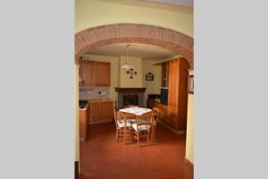 a kitchen and dining room with a table and chairs at Casa Furielli in Radda in Chianti