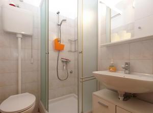 Kúpeľňa v ubytovaní Apartments Katarina 2054 + 31 fotografií