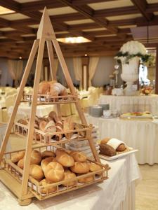 インスブルックにあるルーマー ホフのテーブルの上にパンとペストリーを並べる