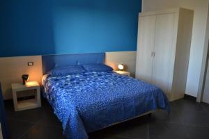 una camera blu con un letto con una parete blu di Campo Allegro a Santa Ninfa