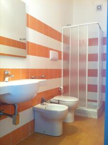 Santa NinfaにあるCampo Allegroのバスルーム(洗面台、トイレ、シャワー付)
