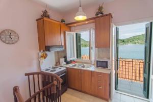 Kuchyň nebo kuchyňský kout v ubytování Amalia Sea View house