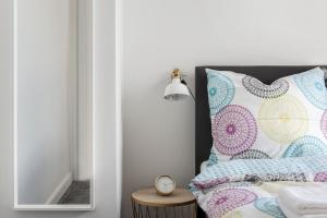 Posteľ alebo postele v izbe v ubytovaní Short Stay Apartments