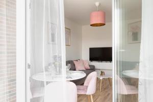 Televízia a/alebo spoločenská miestnosť v ubytovaní Short Stay Apartments
