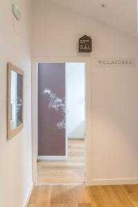 uma porta aberta num quarto com piso em madeira em Apartamento Villacorza en ElMolinoDeLaSal de Sigüenza em Sigüenza