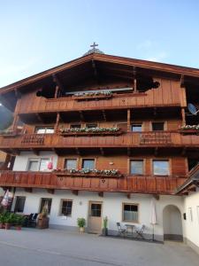 ein Gebäude mit Balkon auf der Seite in der Unterkunft Appartment Paul in Alpbach