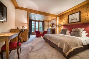 a bedroom with a bed and a desk in a room at Auberge du Bois Prin in Chamonix +33 photos