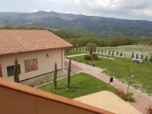 a view of a house with a garden and a driveway at Agriturismo Montebeltrano in Paterno Calabro