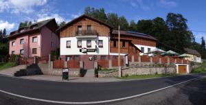 ein Haus am Straßenrand in der Unterkunft Penzion Kozabar in Horní Luby