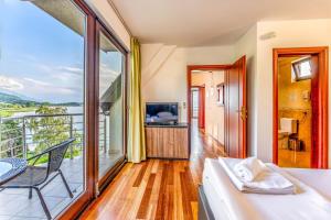 TV a/nebo společenská místnost v ubytování Tino Hotel & SPA