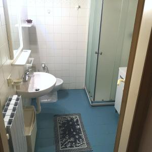 ポルトフェッラーイオにあるIl Mulino Di S. Giovanniのバスルーム(洗面台、トイレ、シャワー付)