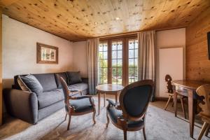 a living room with a couch and a table at Auberge du Bois Prin in Chamonix