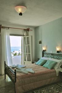 A bed or beds in a room at Vrohaki Studios & Rooms