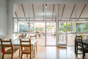 uma sala de jantar com mesa e cadeiras em Fabrizzios Terrace Hostel em Barcelona