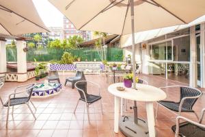 Reštaurácia alebo iné gastronomické zariadenie v ubytovaní Fabrizzios Terrace Hostel