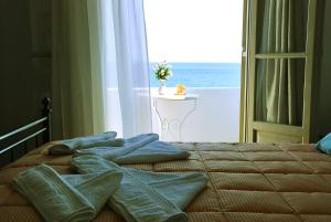 A bed or beds in a room at Vrohaki Studios & Rooms