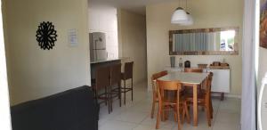 马拉戈日Condomínio Village, Casa Cecília的配有桌椅的厨房和餐厅