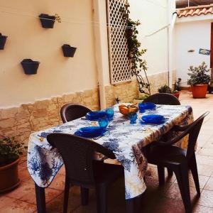カリアリにあるPoetto seasideのテーブル(椅子付)、青白のテーブルクロス