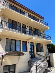 Apartment mit Balkon und Treppe in der Unterkunft JACOB's VILLA in Constanţa