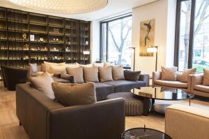 ein Wohnzimmer mit einem Sofa und einem Tisch in der Unterkunft Quentin XL Potsdamer Platz in Berlin