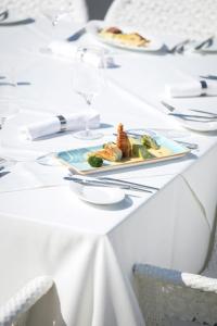 una mesa blanca con un plato de comida. en Hotel Residence Dune - Free Beach Access en Sunny Beach