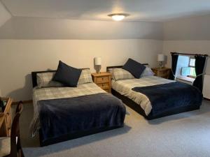 um quarto com 2 camas e uma janela em Lodge at Lochside em Bridgend of Lintrathen