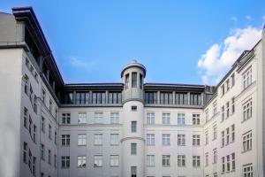 ein Bürogebäude mit blauem Himmel im Hintergrund in der Unterkunft Quentin XL Potsdamer Platz in Berlin