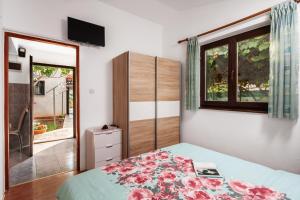 une chambre avec un lit et une fenêtre dans l'établissement Apartman Tanja, à Fažana