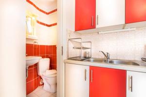 Zdjęcie z galerii obiektu Penthouse with big terrace 2 mins from the metro w Atenach