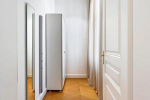 um corredor com dois espelhos e uma porta em Herzfeld Arthaus Vienna Premium Apartments em Viena