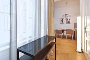 uma sala de estar com uma mesa e uma sala de jantar em Herzfeld Arthaus Vienna Premium Apartments em Viena