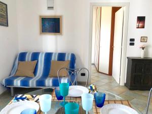 een woonkamer met een blauwe bank en een tafel bij Casa Confalonieri fronte mare con vista mozzafiato in San Benedetto del Tronto