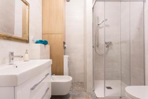 W łazience znajduje się prysznic, umywalka i toaleta. w obiekcie WSPANIAŁY, Stylowy Apartament w Sercu Starego Miasta w Krakowie