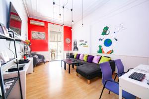 Televízia a/alebo spoločenská miestnosť v ubytovaní Fabrizzios Terrace Hostel