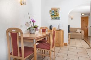ツェルマットにあるシャレー　エシュホルンのキッチン、ダイニングルーム(木製のテーブルと椅子付)