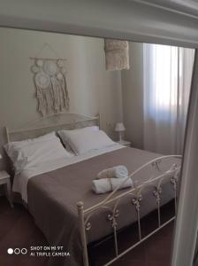 ein Schlafzimmer mit einem Bett mit zwei Handtüchern darauf in der Unterkunft Villa Blanco's in Morciano di Romagna