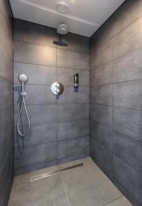 La salle de bains est pourvue d'une douche avec une porte en verre. dans l'établissement Hostel Warmoes Amsterdam, à Amsterdam