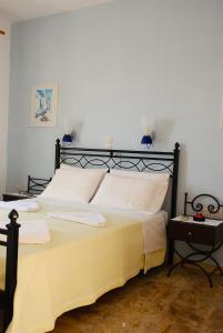 A bed or beds in a room at Vrohaki Studios & Rooms
