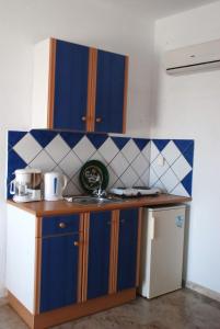 A kitchen or kitchenette at Vrohaki Studios & Rooms