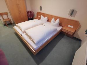 Ein Bett oder Betten in einem Zimmer der Unterkunft Landgasthof Hirsch